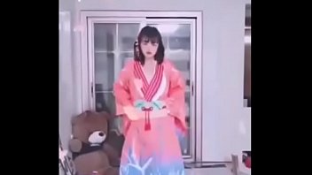 สาวนักศึกษาเซ็กซี่จากจีน โชว์เรือนร่างเปลือยและเล่นกับตัวเอง