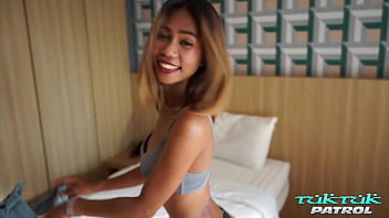 ตุ๊กตุ๊กพาเที่ยว สาวบางกอกหุ่นสวย โดนยัดเยียดจนจุก