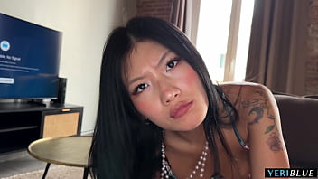 เขาจับได้ว่าแม่เลี้ยงสาวจีนส่งรูปโป๊ให้คนอื่น!