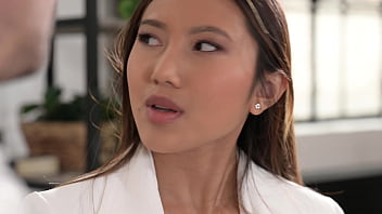 ออฟฟิศร้อนแรง! เอเย่นต์สาวมายไทยยั่วผู้ชายจนอดใจไม่ไหว ถึงกับเย็ดกันแบบไม่มีช่องว่าง Gp2740